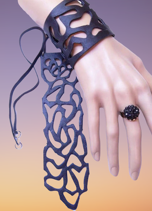 Ажурный браслет и подвеска из натуральной кожи черного цвета.