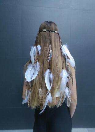 Белая повязка с перьями в стиле хиппи