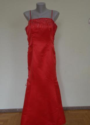 Красивое нарядное вечернее платье красного цвета