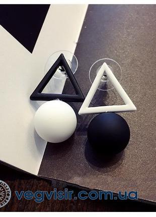 Модные серьги черно-белые треугольник и шар ассиметричные черн...