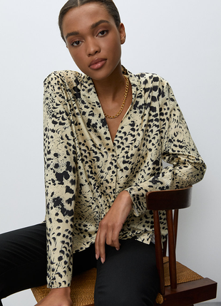 Широка сорочка блузка з довгими рукавами в леопардовий принт