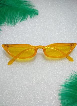 Желтые солнцезащитные очки узкие лисички