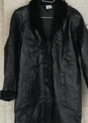 Жіноча куртка   чорне двобортне пальто