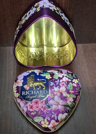 Металлическая банка для чая Richard в виде сердечка.