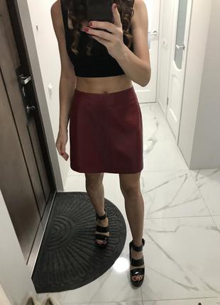 Красная юбка с латекса