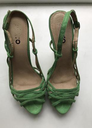 Зелёные босоножки на каблуке
