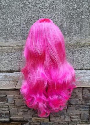 Ярко розовый парик волнистый