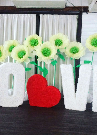 Букви Love з серцем і ростові квіти
