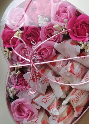 Коробка з цветов из мыльного раствора и конфеты