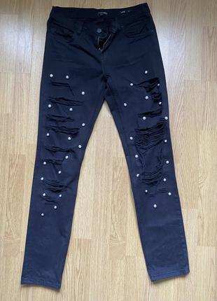 Чёрные рваные джинсы с декором
