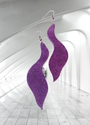 Длинные фигурные фиолетовые замшевые серьги.