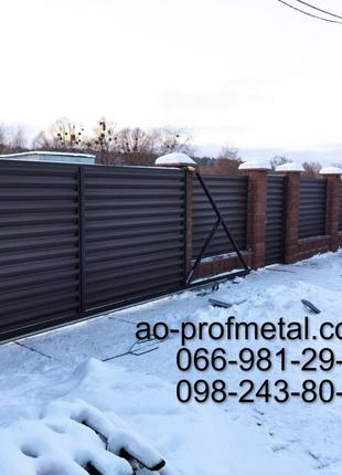 Забор профнастил жалюзи темно коричневого цвета РАЛ 8019 .