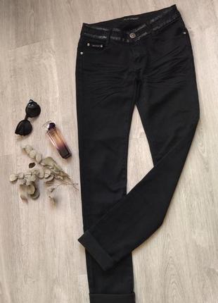 Чёрные джинсы женские с пайетками на поясе