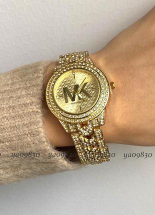 Стильные женские часы в золотом цвете