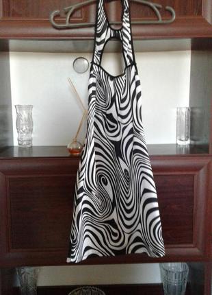 Стрейчевое черно-белое платье сарафан с оголенной спиной вырез...