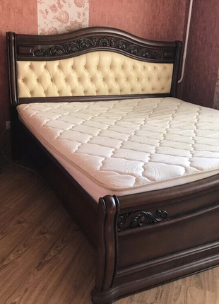 Двухспальная кровать с матрасом и тумбой