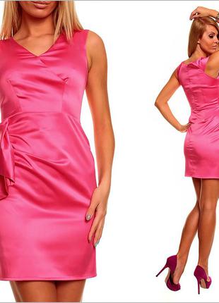 Розовое платье средней длины
