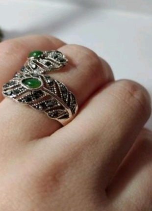 Кольцо с камнями зелёный серебро перо листок листик каблучка стра