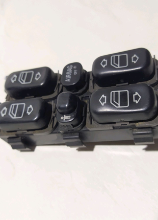 Блок кнопок управления стеклоподбемниками Мерседес W168
