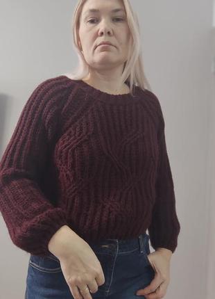 Укороченный свитер бордового цвета