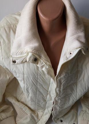 Легкая женская куртка  белая.