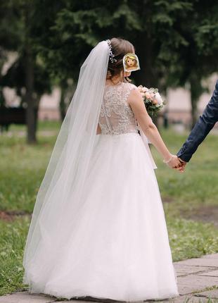 Свадебное платье а-силуэта с кружевами и пуговками на спине