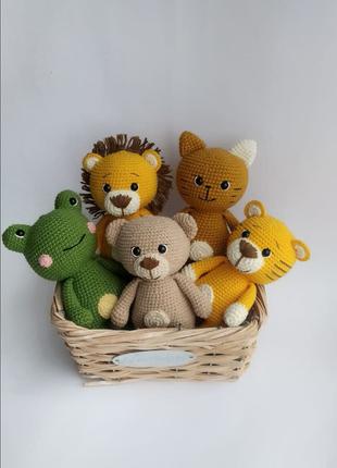 В'язані іграшки тваринки: жабка, тигрик, котик, лев, ведмедик
