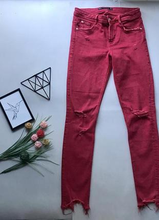 Крутые красные джинсы zara с рваным низом /потёртостями /красн...