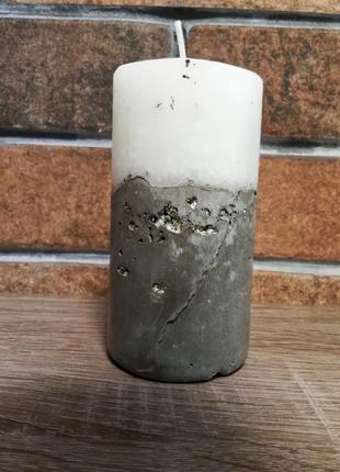 Свеча на бетоне