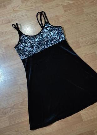 Маленькое черное бархатное платье s