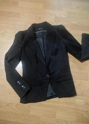 Черный пиджак s