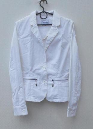 Белый  приталенный пиджак