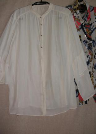 Аккуратная кремовая блуза блузка с воланами на рукавах