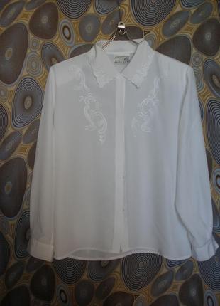 Акуратна біла урочиста блуза блузка first avenue з вишивкою