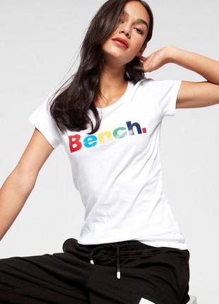 Белая футболка с надписей bench