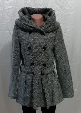 Пальто с объёмным капюшоном