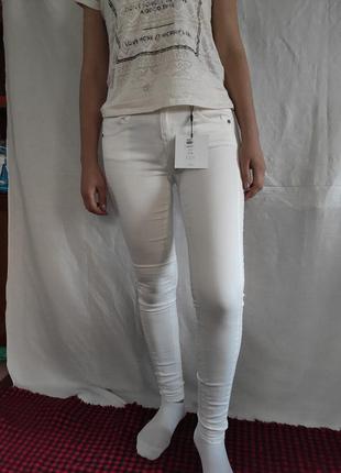 Белые джинсы object