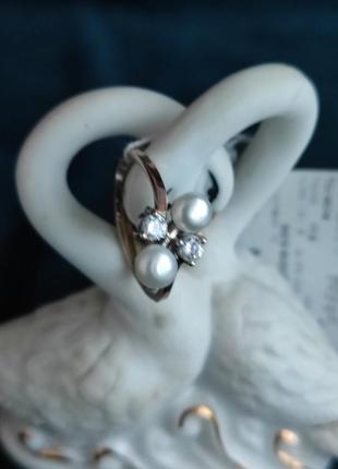 Серебряное кольцо с жемчужинами и золотом размер 17.5