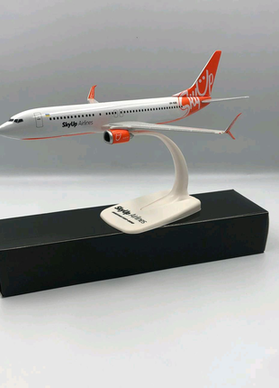 Модель самолета Boeing 737-800 SkyUp масштаб 1:200 (20 см) .Херпа