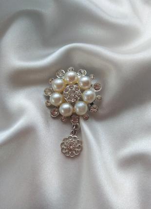 Вінтажна брошка Квітка з перловим намистом і кристалами