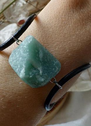 Кожаный браслет с необработанным камнем "зеленый авантюрин"