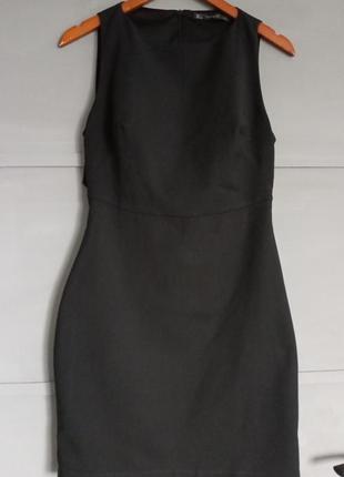 Маленькое чёрное платье. платье футляр . открытая спина . зара