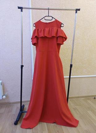 Червона, яскрава сукня