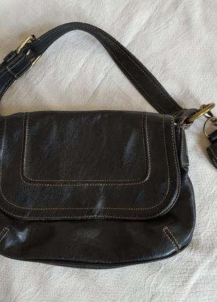 Черная сумочка mng  на плечо с бронзовым брелком
