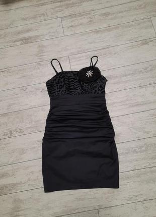 Черное платье с драпировкой в обтяжку