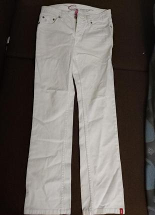 Белые плотные джинсы