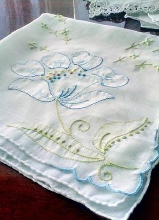 Батистовый платок с вышивкой цветов