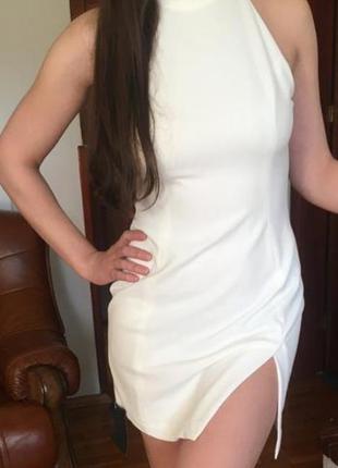 Красивое белое платье  с открытой спинкой