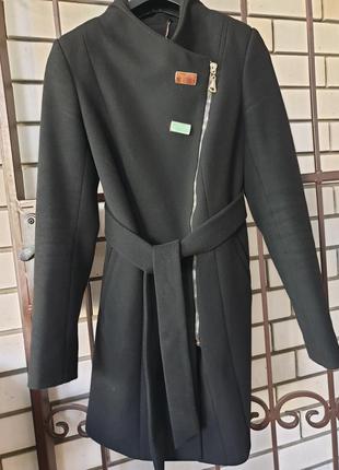 Класичне пальто чорне