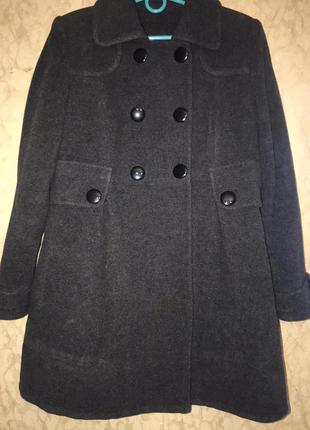 Двубортное приталенное полушерстяное укороченное пальто